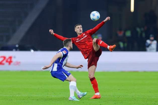 Jonjoe Kenny (Hertha BSC Berlin) und Erik Wekesser (1. FC Kaiserslautern) kaempfen um den Ball, 2. Bundesliga, Hertha BSC vs 1. FC Kaiserslautern, Olympiastadion am 08. February 2025 in Berlin, Deutschland. (Foto von Marco Steinbrenner DeFodi Images) Jonjoe Kenny (Hertha BSC Berlin) und Erik Wekesser (1. FC Kaiserslautern) battle for the ball, 2. Bundesliga, Hertha BSC vs 1. FC Kaiserslautern, Olympiastadion, February 8, 2025 in Berlin, Germany. (Photo by Marco Steinbrenner DeFodi Images) DFB DFL REGULATIONS PROHIBIT ANY USE OF PHOTOGRAPHS AS IMAGE SEQUENCES AND OR QUASI-VIDEO. Defodi-700_berlin_fck_20250208_028