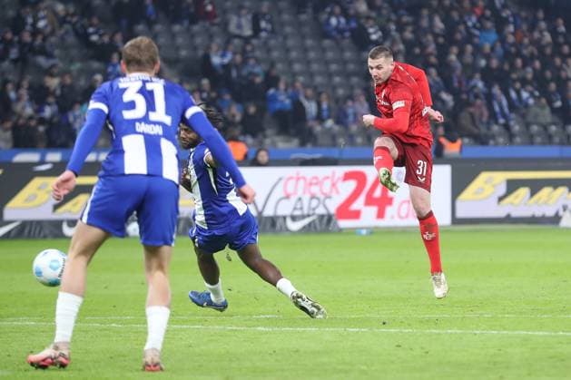 08.02.2025, xtgx, Fussball 2. Bundesliga, Hertha BSC Berlin - 1. FC Kaiserslautern emspor, v.l. Luca Sirch (Kaiserslautern, 31) schiesst Tor, schießt, Torschuetze, erzielt Tor, Treffer, scores the goal 0:1 (DFL DFB REGULATIONS PROHIBIT ANY USE OF PHOTOGRAPHS as IMAGE SEQUENCES and or QUASI-VIDEO) Berlin