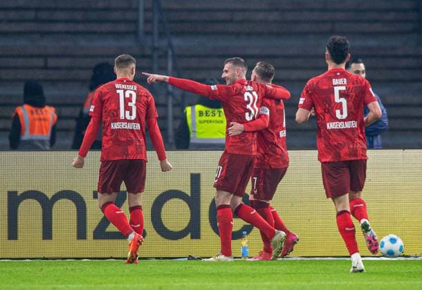 Fussball, Herren, Saison 2024 2025, 2. Bundesliga (21. Spieltag), Hertha BSC - 1. FC Kaiserslautern, v.l. Erik Wekesser (Kaiserslautern), Luca Sirch (Kaiserslautern), Marlon Ritter (Kaiserslautern), Maximilian Bauer (Kaiserslautern), Jubel nach Tor zum 0:1, 08.02. 2025,