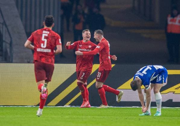 Fussball, Herren, Saison 2024 2025, 2. Bundesliga (21. Spieltag), Hertha BSC - 1. FC Kaiserslautern, v.l. Maximilian Bauer (Kaiserslautern), Marlon Ritter (Kaiserslautern), Luca Sirch (Kaiserslautern), Jubel nach Tor zum 0:1, rechts Jonjoe Kenny (Hertha BSC), 08.02. 2025,