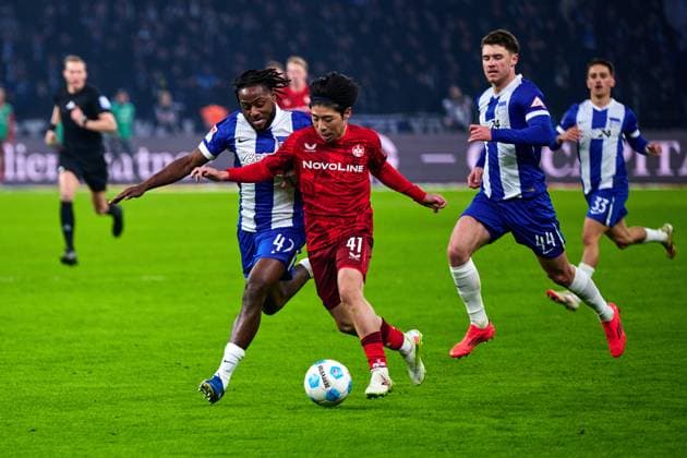 Deyovaisio Zeefuik (Hertha BSC, 42), Daisuke Yokota (1. FC Kaiserslautern, 41), Linus Gechter (Hertha BSC, 44), GER, Hertha BSC vs. 1. FC Kaiserslautern, Fussball Herren, 2. Bundesliga, Saison 2024 2025, 21. Spieltag, 08.02.2025 (DFL REGULATIONS PROHIBIT ANY USE OF PHOTOGRAPHS AS IMAGE SEQUENCES AND OR QUASI - VIDEO). GER, Hertha BSC vs. 1. FC Kaiserslautern, Fussball Herren, 2. Bundesliga, Saison 2024 2025, 21. Spieltag, 08.02.2025 Berlin