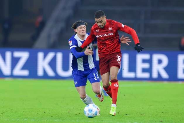Fabian Reese (Hertha BSC Berlin) und Jan Gyamerah (1. FC Kaiserslautern) kaempfen um den Ball, 2. Bundesliga, Hertha BSC vs 1. FC Kaiserslautern, Olympiastadion am 08. February 2025 in Berlin, Deutschland. (Foto von Marco Steinbrenner DeFodi Images) Fabian Reese (Hertha BSC Berlin) und Jan Gyamerah (1. FC Kaiserslautern) battle for the ball, 2. Bundesliga, Hertha BSC vs 1. FC Kaiserslautern, Olympiastadion, February 8, 2025 in Berlin, Germany. (Photo by Marco Steinbrenner DeFodi Images) DFB DFL REGULATIONS PROHIBIT ANY USE OF PHOTOGRAPHS AS IMAGE SEQUENCES AND OR QUASI-VIDEO. Defodi-700_berlin_fck_20250208_052