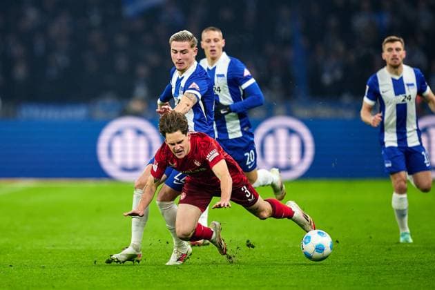 Marten Winkler (Hertha BSC, 22), Florian Kleinhansl (1. FC Kaiserslautern, 03), GER, Hertha BSC vs. 1. FC Kaiserslautern, Fussball Herren, 2. Bundesliga, Saison 2024 2025, 21. Spieltag, 08.02.2025 (DFL REGULATIONS PROHIBIT ANY USE OF PHOTOGRAPHS AS IMAGE SEQUENCES AND OR QUASI - VIDEO). GER, Hertha BSC vs. 1. FC Kaiserslautern, Fussball Herren, 2. Bundesliga, Saison 2024 2025, 21. Spieltag, 08.02.2025 Berlin