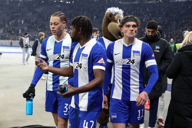 08.02.2025, xtgx, Fussball 2. Bundesliga, Hertha BSC Berlin - 1. FC Kaiserslautern emspor, v.l. Derry Scherhant (Hertha, 39), Deyovaisio Zeefuik (Hertha, 42), Fabian Reese (Hertha, 11) enttaeuscht, enttäuscht, schaut enttaeuscht, niedergeschlagen, disappointed (DFL DFB REGULATIONS PROHIBIT ANY USE OF PHOTOGRAPHS as IMAGE SEQUENCES and or QUASI-VIDEO) Berlin