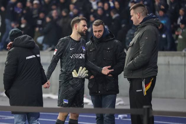 08.02.2025, xtgx, Fussball 2. Bundesliga, Hertha BSC Berlin - 1. FC Kaiserslautern emspor, v.l. Marius Gersbeck (Hertha, 35) diskutiert mit Fans, Ultras, enttaeuscht, enttäuscht, schaut enttaeuscht, niedergeschlagen, disappointed (DFL DFB REGULATIONS PROHIBIT ANY USE OF PHOTOGRAPHS as IMAGE SEQUENCES and or QUASI-VIDEO) Berlin