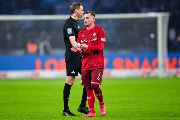 Marlon Ritter (1. FC Kaiserslautern, 07), uebergibt Binde , GER, Hertha BSC vs. 1. FC Kaiserslautern, Fussball Herren, 2. Bundesliga, Saison 2024 2025, 21. Spieltag, 08.02.2025 (DFL REGULATIONS PROHIBIT ANY USE OF PHOTOGRAPHS AS IMAGE SEQUENCES AND OR QUASI - VIDEO). GER, Hertha BSC vs. 1. FC Kaiserslautern, Fussball Herren, 2. Bundesliga, Saison 2024 2025, 21. Spieltag, 08.02.2025 Berlin