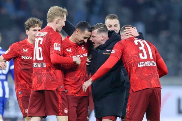 Leon Robinson (1. FC Kaiserslautern), Tim Breithaupt (1. FC Kaiserslautern), Kenny Prince Redondo (1. FC Kaiserslautern), Marlon Ritter (1. FC Kaiserslautern) und Luca Sirch (1. FC Kaiserslautern) jubeln, 2. Bundesliga, Hertha BSC vs 1. FC Kaiserslautern, Olympiastadion am 08. February 2025 in Berlin, Deutschland. (Foto von Marco Steinbrenner DeFodi Images) Leon Robinson (1. FC Kaiserslautern), Tim Breithaupt (1. FC Kaiserslautern), Kenny Prince Redondo (1. FC Kaiserslautern), Marlon Ritter (1. FC Kaiserslautern) und Luca Sirch (1. FC Kaiserslautern) cheer, 2. Bundesliga, Hertha BSC vs 1. FC Kaiserslautern, Olympiastadion, February 8, 2025 in Berlin, Germany. (Photo by Marco Steinbrenner DeFodi Images) DFB DFL REGULATIONS PROHIBIT ANY USE OF PHOTOGRAPHS AS IMAGE SEQUENCES AND OR QUASI-VIDEO. Defodi-700_berlin_fck_20250208_058