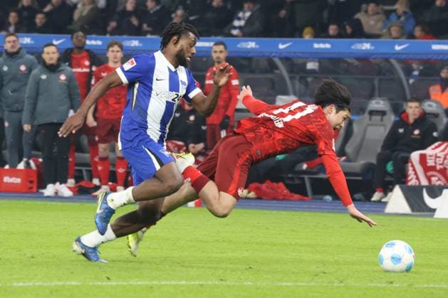 DEU, DFL, 2. FBL, Hertha BSC vs. Kaiserslautern, 08.02.2025, Berliner Olympiastadion, Berlin, DEU, DFL, 2. FBL, Hertha BSC vs. Kaiserslautern, im Bild Deyovaisio Zeefuik (Hertha BSC Berlin 42), Daisuke Yokota (1.FC Kaiserslautern 41) DFL - regulations prohibit any use of Photographs as image sequences and or quasi-video Foto: Juergen Engler nordphoto GmbH
