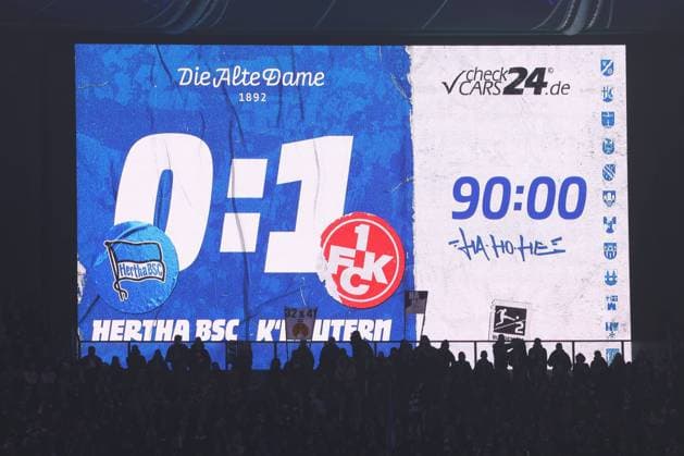 DEU, DFL, 2. FBL, Hertha BSC vs. Kaiserslautern, 08.02.2025, Berliner Olympiastadion, Berlin, DEU, DFL, 2. FBL, Hertha BSC vs. Kaiserslautern, im Bild Anzeigetafel mit dem Endergebnis, 0:1 DFL - regulations prohibit any use of Photographs as image sequences and or quasi-video Foto: Juergen Engler nordphoto GmbH