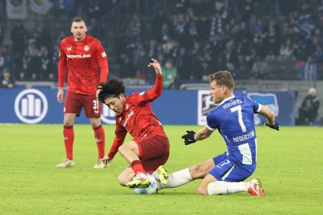 DEU, DFL, 2. FBL, Hertha BSC vs. Kaiserslautern, 08.02.2025, Berliner Olympiastadion, Berlin, DEU, DFL, 2. FBL, Hertha BSC vs. Kaiserslautern, im Bild Florian Niederlechner (Hertha BSC Berlin 7), Daisuke Yokota (1.FC Kaiserslautern 41) DFL - regulations prohibit any use of Photographs as image sequences and or quasi-video Foto: Juergen Engler nordphoto GmbH