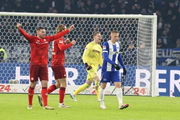 DEU, DFL, 2. FBL, Hertha BSC vs. Kaiserslautern, 08.02.2025, Berliner Olympiastadion, Berlin, DEU, DFL, 2. FBL, Hertha BSC vs. Kaiserslautern, im Bild Julian Krahl (1.FC Kaiserslautern 1), Kaiserslautern-Spielerkreis, Palko Dardai (Hertha BSC Berlin 20) DFL - regulations prohibit any use of Photographs as image sequences and or quasi-video Foto: Juergen Engler nordphoto GmbH