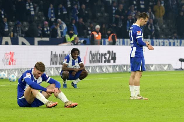 DEU, DFL, 2. FBL, Hertha BSC vs. Kaiserslautern, 08.02.2025, Berliner Olympiastadion, Berlin, DEU, DFL, 2. FBL, Hertha BSC vs. Kaiserslautern, im Bild Marton Dardai (Hertha BSC Berlin 31), Deyovaisio Zeefuik (Hertha BSC Berlin 42), Michal Karbownik (Hertha BSC Berlin 33) DFL - regulations prohibit any use of Photographs as image sequences and or quasi-video Foto: Juergen Engler nordphoto GmbH