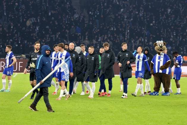 DEU, DFL, 2. FBL, Hertha BSC vs. Kaiserslautern, 08.02.2025, Berliner Olympiastadion, Berlin, DEU, DFL, 2. FBL, Hertha BSC vs. Kaiserslautern, im Bild Hertha-Spielerkreis DFL - regulations prohibit any use of Photographs as image sequences and or quasi-video Foto: Juergen Engler nordphoto GmbH