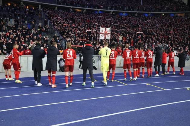 DEU, DFL, 2. FBL, Hertha BSC vs. Kaiserslautern, 08.02.2025, Berliner Olympiastadion, Berlin, DEU, DFL, 2. FBL, Hertha BSC vs. Kaiserslautern, im Bild Kaiserslautern-Spielerkreis DFL - regulations prohibit any use of Photographs as image sequences and or quasi-video Foto: Juergen Engler nordphoto GmbH