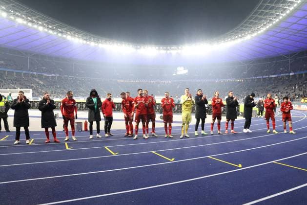 DEU, DFL, 2. FBL, Hertha BSC vs. Kaiserslautern, 08.02.2025, Berliner Olympiastadion, Berlin, DEU, DFL, 2. FBL, Hertha BSC vs. Kaiserslautern, im Bild Kaiserslautern-Spielerkreis DFL - regulations prohibit any use of Photographs as image sequences and or quasi-video Foto: Juergen Engler nordphoto GmbH