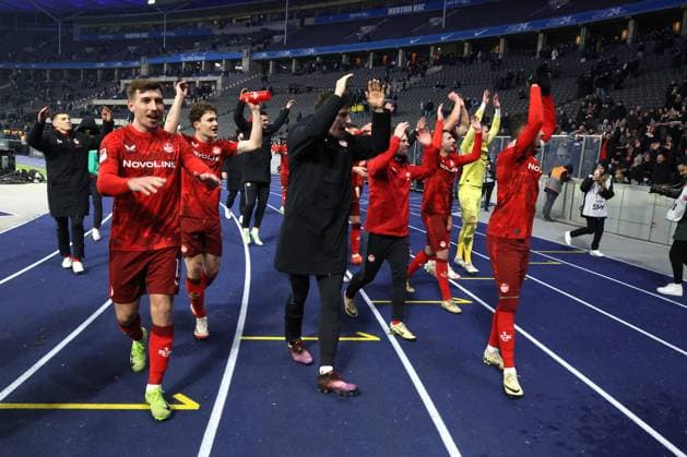 DEU, DFL, 2. FBL, Hertha BSC vs. Kaiserslautern, 08.02.2025, Berliner Olympiastadion, Berlin, DEU, DFL, 2. FBL, Hertha BSC vs. Kaiserslautern, im Bild Kaiserslautern-Spielerkreis DFL - regulations prohibit any use of Photographs as image sequences and or quasi-video Foto: Juergen Engler nordphoto GmbH