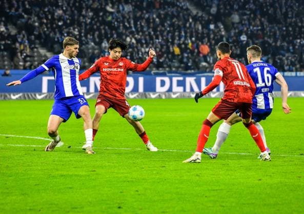 Fussball 2.Bundesliga, Hertha BSC Berlin - 1.FC Kaiserslautern 08.02.2025, xdanx, Fussball 2.Bundesliga, Hertha BSC Berlin - 1.FC Kaiserslautern emspor, v.l. Marton Dardai (Hertha BSC 31),Daisuke Yokota (1.FC Kaiserslautern 41),Kenny Prince Redondo (1.FC Kaiserslautern 11),Jonjoe Kenny (Hertha BSC 16),Zweikampf, Duell, Kampf, tackle (DFL DFB REGULATIONS PROHIBIT ANY USE OF PHOTOGRAPHS as IMAGE SEQUENCES and or QUASI-VIDEO) Daniel Lakomski Mix1 Berlin Olympiastadion Berlin Deutschland (DEU)