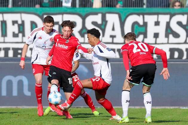 Jannik Rochelt (Hannover 96), Myron van Brederode (Fortuna Duesseldorf) und Jannik Dehm (Hannover 96) kaempfen um den Ball, 2. Bundesliga, Hannover 96 vs Fortuna Düsseldorf, Heinz von Heiden Arena am 09. February 2025 in Hannover, Deutschland. (Foto von Marco Steinbrenner DeFodi Images) Jannik Rochelt (Hannover 96), Myron van Brederode (Fortuna Duesseldorf) und Jannik Dehm (Hannover 96) battle for the ball, 2. Bundesliga, Hannover 96 vs Fortuna Düsseldorf, Heinz von Heiden Arena, February 9, 2025 in Hanover, Germany. (Photo by Marco Steinbrenner DeFodi Images) DFB DFL REGULATIONS PROHIBIT ANY USE OF PHOTOGRAPHS AS IMAGE SEQUENCES AND OR QUASI-VIDEO. Defodi-700_hann_dus_20250209_001