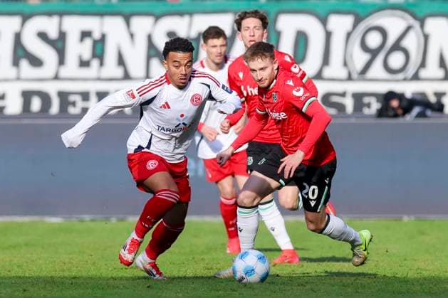 Myron van Brederode (Fortuna Duesseldorf) und Jannik Dehm (Hannover 96) kaempfen um den Ball, 2. Bundesliga, Hannover 96 vs Fortuna Düsseldorf, Heinz von Heiden Arena am 09. February 2025 in Hannover, Deutschland. (Foto von Marco Steinbrenner DeFodi Images) Myron van Brederode (Fortuna Duesseldorf) und Jannik Dehm (Hannover 96) battle for the ball, 2. Bundesliga, Hannover 96 vs Fortuna Düsseldorf, Heinz von Heiden Arena, February 9, 2025 in Hanover, Germany. (Photo by Marco Steinbrenner DeFodi Images) DFB DFL REGULATIONS PROHIBIT ANY USE OF PHOTOGRAPHS AS IMAGE SEQUENCES AND OR QUASI-VIDEO. Defodi-700_hann_dus_20250209_002