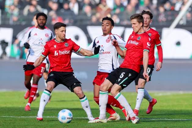 Enzo Leopold (Hannover 96), Myron van Brederode (Fortuna Duesseldorf) und Fabian Kunze (Hannover 96) kaempfen um den Ball, 2. Bundesliga, Hannover 96 vs Fortuna Düsseldorf, Heinz von Heiden Arena am 09. February 2025 in Hannover, Deutschland. (Foto von Marco Steinbrenner DeFodi Images) Enzo Leopold (Hannover 96), Myron van Brederode (Fortuna Duesseldorf) und Fabian Kunze (Hannover 96) battle for the ball, 2. Bundesliga, Hannover 96 vs Fortuna Düsseldorf, Heinz von Heiden Arena, February 9, 2025 in Hanover, Germany. (Photo by Marco Steinbrenner DeFodi Images) DFB DFL REGULATIONS PROHIBIT ANY USE OF PHOTOGRAPHS AS IMAGE SEQUENCES AND OR QUASI-VIDEO. Defodi-700_hann_dus_20250209_004