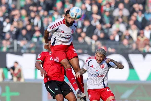 Sport Bilder des Tages Jessic Ngankam (Hannover 96), Jamil Siebert (Fortuna Duesseldorf) und Matthias Zimmermann (Fortuna Duesseldorf) kaempfen um den Ball, 2. Bundesliga, Hannover 96 vs Fortuna Düsseldorf, Heinz von Heiden Arena am 09. February 2025 in Hannover, Deutschland. (Foto von Marco Steinbrenner DeFodi Images) Jessic Ngankam (Hannover 96), Jamil Siebert (Fortuna Duesseldorf) und Matthias Zimmermann (Fortuna Duesseldorf) battle for the ball, 2. Bundesliga, Hannover 96 vs Fortuna Düsseldorf, Heinz von Heiden Arena, February 9, 2025 in Hanover, Germany. (Photo by Marco Steinbrenner DeFodi Images) DFB DFL REGULATIONS PROHIBIT ANY USE OF PHOTOGRAPHS AS IMAGE SEQUENCES AND OR QUASI-VIDEO. Defodi-700_hann_dus_20250209_008