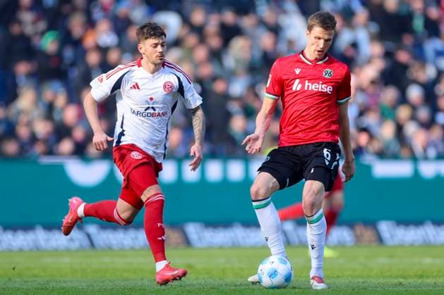 Dawid Kownacki (Fortuna Duesseldorf) und Fabian Kunze (Hannover 96) kaempfen um den Ball, 2. Bundesliga, Hannover 96 vs Fortuna Düsseldorf, Heinz von Heiden Arena am 09. February 2025 in Hannover, Deutschland. (Foto von Marco Steinbrenner DeFodi Images) Dawid Kownacki (Fortuna Duesseldorf) und Fabian Kunze (Hannover 96) battle for the ball, 2. Bundesliga, Hannover 96 vs Fortuna Düsseldorf, Heinz von Heiden Arena, February 9, 2025 in Hanover, Germany. (Photo by Marco Steinbrenner DeFodi Images) DFB DFL REGULATIONS PROHIBIT ANY USE OF PHOTOGRAPHS AS IMAGE SEQUENCES AND OR QUASI-VIDEO. Defodi-700_hann_dus_20250209_009