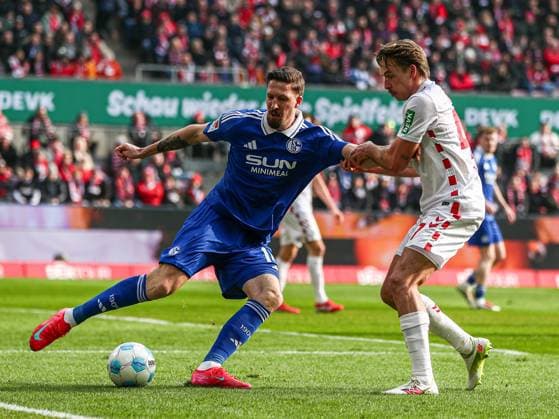 Janik Bachmann (FC Schalke 04, 14) im Zweikampf gegen Mathias Olesen (FC Köln FC Koeln, 47), GER, FC Köln Koeln vs. FC Schalke 04, Fussball, 2. Bundesliga, 21. Spieltag, Spielzeit 2024 2025, 09.02.2025, DFL DFB REGULATIONS PROHIBIT ANY USE OF PHOTOGRAPHS AS IMAGE SEQUENCES AND OR QUASI-VIDEO, GER, FC Köln Koeln vs. FC Schalke 04, Fussball, 2. Bundesliga, 21. Spieltag, Spielzeit 2024 2025, 09.02.2025 Köln Koeln