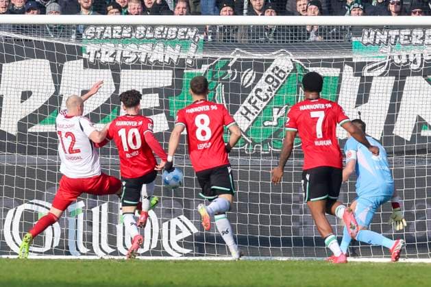 Jannik Rochelt (Hannover 96) erzielt mit diesem Schuss das Tor zum 1:1 Ausgleich, 2. Bundesliga, Hannover 96 vs Fortuna Düsseldorf, Heinz von Heiden Arena am 09. February 2025 in Hannover, Deutschland. (Foto von Marco Steinbrenner DeFodi Images) Jannik Rochelt (Hannover 96) scores the goal with this shot to equalise the score at 1:1, 2. Bundesliga, Hannover 96 vs Fortuna Düsseldorf, Heinz von Heiden Arena, February 9, 2025 in Hanover, Germany. (Photo by Marco Steinbrenner DeFodi Images) DFB DFL REGULATIONS PROHIBIT ANY USE OF PHOTOGRAPHS AS IMAGE SEQUENCES AND OR QUASI-VIDEO. Defodi-700_hann_dus_20250209_015 Defodi-700 DFB DFL REGULATIONS PROHIBIT ANY USE OF PHOTOGRAPHS AS IMAGE SEQUENCES AND OR QUASI-VIDEO.