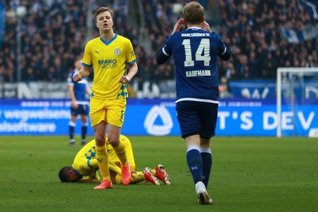 09.02.2025, xrekx, Fussball 2.Bundesliga, Karlsruher SC - Eintracht Braunschweig v.l. Robert Ivanov (Eintracht Braunschweig) Mohamed Dräger Draeger (Eintracht Braunschweig) verletzt, Verletzung, Schmerz, Schmerzen, injured, injury, pain, pains (DFL DFB REGULATIONS PROHIBIT ANY USE OF PHOTOGRAPHS as IMAGE SEQUENCES and or QUASI-VIDEO) Karlsruhe