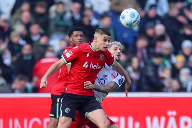 Nicolo Tresoldi (Hannover 96) und Matthias Zimmermann (Fortuna Duesseldorf) kaempfen um den Ball, 2. Bundesliga, Hannover 96 vs Fortuna Düsseldorf, Heinz von Heiden Arena am 09. February 2025 in Hannover, Deutschland. (Foto von Marco Steinbrenner DeFodi Images) Nicolo Tresoldi (Hannover 96) und Matthias Zimmermann (Fortuna Duesseldorf) battle for the ball, 2. Bundesliga, Hannover 96 vs Fortuna Düsseldorf, Heinz von Heiden Arena, February 9, 2025 in Hanover, Germany. (Photo by Marco Steinbrenner DeFodi Images) DFB DFL REGULATIONS PROHIBIT ANY USE OF PHOTOGRAPHS AS IMAGE SEQUENCES AND OR QUASI-VIDEO. Defodi-700_hann_dus_20250209_020