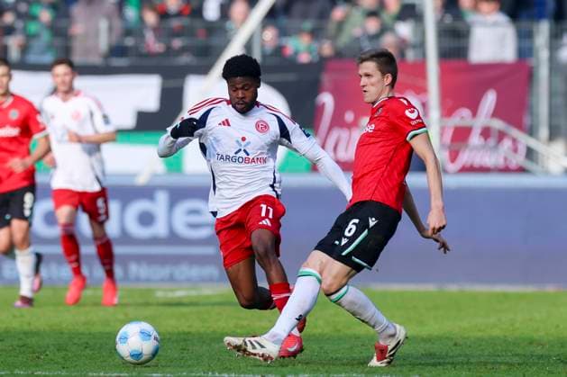Moritz-Broni Kwarteng (Fortuna Duesseldorf) und Fabian Kunze (Hannover 96) kaempfen um den Ball, 2. Bundesliga, Hannover 96 vs Fortuna Düsseldorf, Heinz von Heiden Arena am 09. February 2025 in Hannover, Deutschland. (Foto von Marco Steinbrenner DeFodi Images) Moritz-Broni Kwarteng (Fortuna Duesseldorf) und Fabian Kunze (Hannover 96) battle for the ball, 2. Bundesliga, Hannover 96 vs Fortuna Düsseldorf, Heinz von Heiden Arena, February 9, 2025 in Hanover, Germany. (Photo by Marco Steinbrenner DeFodi Images) DFB DFL REGULATIONS PROHIBIT ANY USE OF PHOTOGRAPHS AS IMAGE SEQUENCES AND OR QUASI-VIDEO. Defodi-700_hann_dus_20250209_021