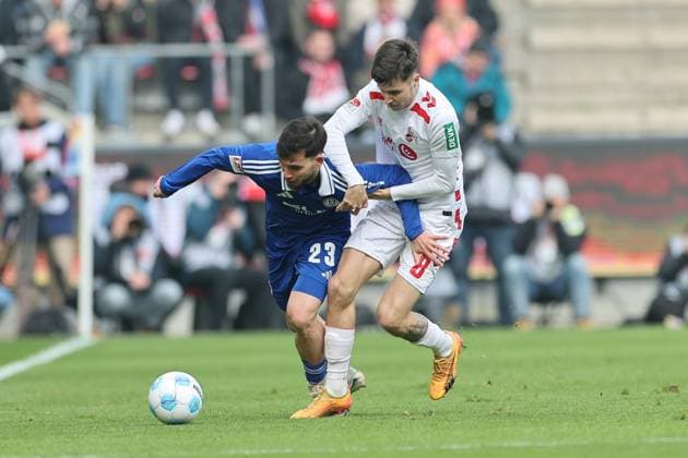 GER, 2.FBL, 1. FC Koeln vs. FC Schalke 04 09.02.2025, Rheinenergie Stadion, Koeln, GER, 2.FBL, 1. FC Koeln vs. FC Schalke 04, im Bild: Denis Huseinbasic (FC Koeln 8), im Zweikampf gegen Amin Younes (Schalke 8),