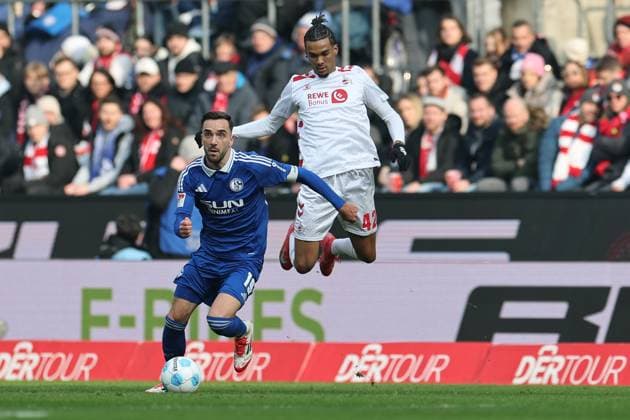 GER, 2.FBL, 1. FC Koeln vs. FC Schalke 04 09.02.2025, Rheinenergie Stadion, Koeln, GER, 2.FBL, 1. FC Koeln vs. FC Schalke 04, im Bild: Kenan Karaman (Schalke 19), im Zweikampf gegen Damion Downs (FC Koeln 42),