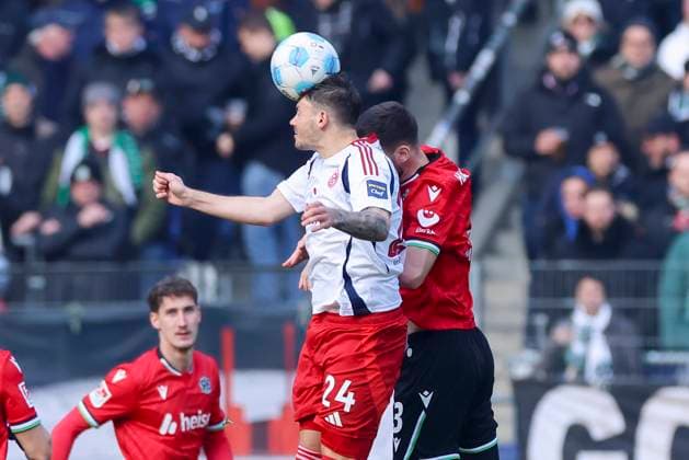 Dawid Kownacki (Fortuna Duesseldorf) und Marcel Halstenberg (Hannover 96) kaempfen um den Ball, 2. Bundesliga, Hannover 96 vs Fortuna Düsseldorf, Heinz von Heiden Arena am 09. February 2025 in Hannover, Deutschland. (Foto von Marco Steinbrenner DeFodi Images) Dawid Kownacki (Fortuna Duesseldorf) und Marcel Halstenberg (Hannover 96) battle for the ball, 2. Bundesliga, Hannover 96 vs Fortuna Düsseldorf, Heinz von Heiden Arena, February 9, 2025 in Hanover, Germany. (Photo by Marco Steinbrenner DeFodi Images) DFB DFL REGULATIONS PROHIBIT ANY USE OF PHOTOGRAPHS AS IMAGE SEQUENCES AND OR QUASI-VIDEO. Defodi-700_hann_dus_20250209_028