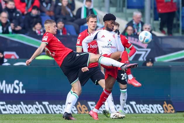 Nicolo Tresoldi (Hannover 96) und Moritz-Broni Kwarteng (Fortuna Duesseldorf) kaempfen um den Ball, 2. Bundesliga, Hannover 96 vs Fortuna Düsseldorf, Heinz von Heiden Arena am 09. February 2025 in Hannover, Deutschland. (Foto von Marco Steinbrenner DeFodi Images) Nicolo Tresoldi (Hannover 96) und Moritz-Broni Kwarteng (Fortuna Duesseldorf) battle for the ball, 2. Bundesliga, Hannover 96 vs Fortuna Düsseldorf, Heinz von Heiden Arena, February 9, 2025 in Hanover, Germany. (Photo by Marco Steinbrenner DeFodi Images) DFB DFL REGULATIONS PROHIBIT ANY USE OF PHOTOGRAPHS AS IMAGE SEQUENCES AND OR QUASI-VIDEO. Defodi-700_hann_dus_20250209_029