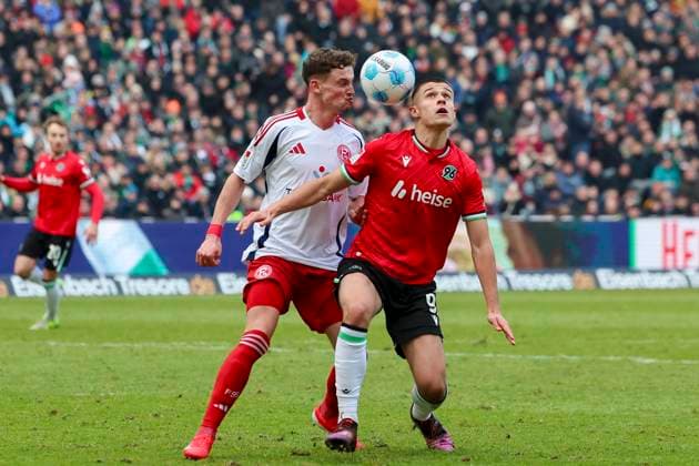 Moritz Heyer (Fortuna Duesseldorf) und Nicolo Tresoldi (Hannover 96) kaempfen um den Ball, 2. Bundesliga, Hannover 96 vs Fortuna Düsseldorf, Heinz von Heiden Arena am 09. February 2025 in Hannover, Deutschland. (Foto von Marco Steinbrenner DeFodi Images) Moritz Heyer (Fortuna Duesseldorf) und Nicolo Tresoldi (Hannover 96) battle for the ball, 2. Bundesliga, Hannover 96 vs Fortuna Düsseldorf, Heinz von Heiden Arena, February 9, 2025 in Hanover, Germany. (Photo by Marco Steinbrenner DeFodi Images) DFB DFL REGULATIONS PROHIBIT ANY USE OF PHOTOGRAPHS AS IMAGE SEQUENCES AND OR QUASI-VIDEO. Defodi-700_hann_dus_20250209_032