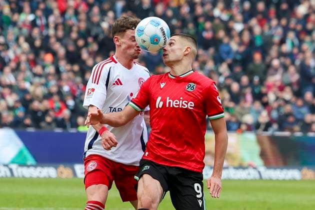 Sport Bilder des Tages Moritz Heyer (Fortuna Duesseldorf) und Nicolo Tresoldi (Hannover 96) kaempfen um den Ball, 2. Bundesliga, Hannover 96 vs Fortuna Düsseldorf, Heinz von Heiden Arena am 09. February 2025 in Hannover, Deutschland. (Foto von Marco Steinbrenner DeFodi Images) Moritz Heyer (Fortuna Duesseldorf) und Nicolo Tresoldi (Hannover 96) battle for the ball, 2. Bundesliga, Hannover 96 vs Fortuna Düsseldorf, Heinz von Heiden Arena, February 9, 2025 in Hanover, Germany. (Photo by Marco Steinbrenner DeFodi Images) DFB DFL REGULATIONS PROHIBIT ANY USE OF PHOTOGRAPHS AS IMAGE SEQUENCES AND OR QUASI-VIDEO. Defodi-700_hann_dus_20250209_033