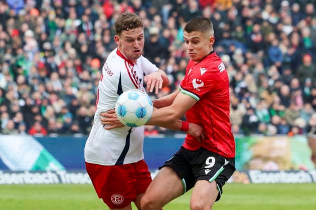 Moritz Heyer (Fortuna Duesseldorf) und Nicolo Tresoldi (Hannover 96) kaempfen um den Ball, 2. Bundesliga, Hannover 96 vs Fortuna Düsseldorf, Heinz von Heiden Arena am 09. February 2025 in Hannover, Deutschland. (Foto von Marco Steinbrenner DeFodi Images) Moritz Heyer (Fortuna Duesseldorf) und Nicolo Tresoldi (Hannover 96) battle for the ball, 2. Bundesliga, Hannover 96 vs Fortuna Düsseldorf, Heinz von Heiden Arena, February 9, 2025 in Hanover, Germany. (Photo by Marco Steinbrenner DeFodi Images) DFB DFL REGULATIONS PROHIBIT ANY USE OF PHOTOGRAPHS AS IMAGE SEQUENCES AND OR QUASI-VIDEO. Defodi-700_hann_dus_20250209_034
