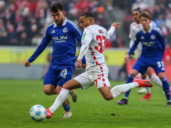 Linton Maina (FC Köln FC Koeln, 37) im Zweikampf gegen Mehmet Can Aydin (FC Schalke 04, 23), GER, FC Köln Koeln vs. FC Schalke 04, Fussball, 2. Bundesliga, 21. Spieltag, Spielzeit 2024 2025, 09.02.2025, DFL DFB REGULATIONS PROHIBIT ANY USE OF PHOTOGRAPHS AS IMAGE SEQUENCES AND OR QUASI-VIDEO, GER, FC Köln Koeln vs. FC Schalke 04, Fussball, 2. Bundesliga, 21. Spieltag, Spielzeit 2024 2025, 09.02.2025 Köln Koeln
