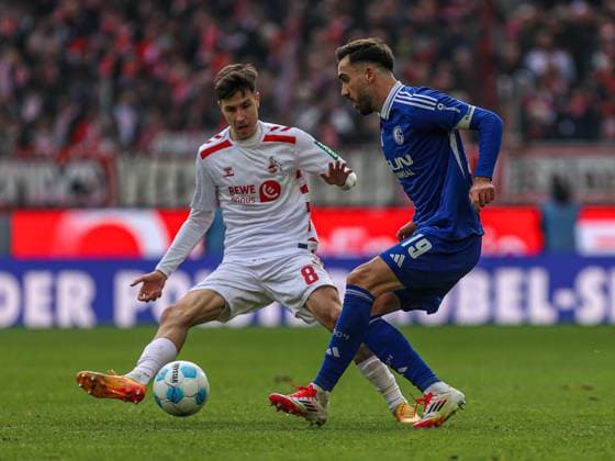 Kenan Karaman (FC Schalke 04, 19) im Zweikampf gegen Denis Huseinbasic (FC Köln FC Koeln, 8), GER, FC Köln Koeln vs. FC Schalke 04, Fussball, 2. Bundesliga, 21. Spieltag, Spielzeit 2024 2025, 09.02.2025, DFL DFB REGULATIONS PROHIBIT ANY USE OF PHOTOGRAPHS AS IMAGE SEQUENCES AND OR QUASI-VIDEO, GER, FC Köln Koeln vs. FC Schalke 04, Fussball, 2. Bundesliga, 21. Spieltag, Spielzeit 2024 2025, 09.02.2025 Köln Koeln