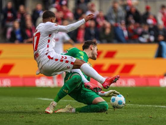 Linton Maina (FC Köln FC Koeln, 37) im Zweikampf gegen Torwart Justin Heekeren (FC Schalke 04, 28), GER, FC Köln Koeln vs. FC Schalke 04, Fussball, 2. Bundesliga, 21. Spieltag, Spielzeit 2024 2025, 09.02.2025, DFL DFB REGULATIONS PROHIBIT ANY USE OF PHOTOGRAPHS AS IMAGE SEQUENCES AND OR QUASI-VIDEO, GER, FC Köln Koeln vs. FC Schalke 04, Fussball, 2. Bundesliga, 21. Spieltag, Spielzeit 2024 2025, 09.02.2025 Köln Koeln