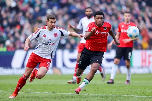 Tim Oberdorf (Fortuna Duesseldorf) und Jessic Ngankam (Hannover 96) kaempfen um den Ball, 2. Bundesliga, Hannover 96 vs Fortuna Düsseldorf, Heinz von Heiden Arena am 09. February 2025 in Hannover, Deutschland. (Foto von Marco Steinbrenner DeFodi Images) Tim Oberdorf (Fortuna Duesseldorf) und Jessic Ngankam (Hannover 96) battle for the ball, 2. Bundesliga, Hannover 96 vs Fortuna Düsseldorf, Heinz von Heiden Arena, February 9, 2025 in Hanover, Germany. (Photo by Marco Steinbrenner DeFodi Images) DFB DFL REGULATIONS PROHIBIT ANY USE OF PHOTOGRAPHS AS IMAGE SEQUENCES AND OR QUASI-VIDEO. Defodi-700_hann_dus_20250209_036