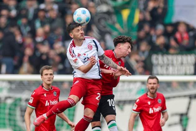 Dawid Kownacki (Fortuna Duesseldorf) und Jannik Rochelt (Hannover 96) kaempfen um den Ball, 2. Bundesliga, Hannover 96 vs Fortuna Düsseldorf, Heinz von Heiden Arena am 09. February 2025 in Hannover, Deutschland. (Foto von Marco Steinbrenner DeFodi Images) Dawid Kownacki (Fortuna Duesseldorf) und Jannik Rochelt (Hannover 96) battle for the ball, 2. Bundesliga, Hannover 96 vs Fortuna Düsseldorf, Heinz von Heiden Arena, February 9, 2025 in Hanover, Germany. (Photo by Marco Steinbrenner DeFodi Images) DFB DFL REGULATIONS PROHIBIT ANY USE OF PHOTOGRAPHS AS IMAGE SEQUENCES AND OR QUASI-VIDEO. Defodi-700_hann_dus_20250209_043
