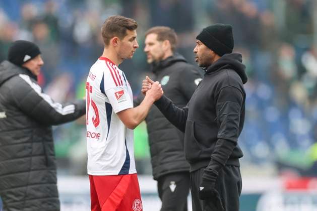 Tim Oberdorf (Fortuna Duesseldorf) und Trainer Daniel Thioune (Fortuna Duesseldorf) geben sich die Hand, 2. Bundesliga, Hannover 96 vs Fortuna Düsseldorf, Heinz von Heiden Arena am 09. February 2025 in Hannover, Deutschland. (Foto von Marco Steinbrenner DeFodi Images) Tim Oberdorf (Fortuna Duesseldorf) und Trainer Daniel Thioune (Fortuna Duesseldorf) shake hands, 2. Bundesliga, Hannover 96 vs Fortuna Düsseldorf, Heinz von Heiden Arena, February 9, 2025 in Hanover, Germany. (Photo by Marco Steinbrenner DeFodi Images) DFB DFL REGULATIONS PROHIBIT ANY USE OF PHOTOGRAPHS AS IMAGE SEQUENCES AND OR QUASI-VIDEO. Defodi-700_hann_dus_20250209_057