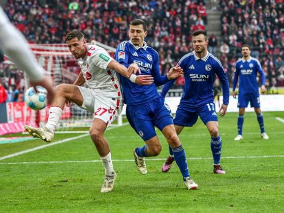 Imad Rondic (FC Köln FC Koeln, 27) im Zweikampf gegen Ron Schallenberg (FC Schalke 04, 6) und Adrian Gantenbein (FC Schalke 04, 17), GER, FC Köln Koeln vs. FC Schalke 04, Fussball, 2. Bundesliga, 21. Spieltag, Spielzeit 2024 2025, 09.02.2025, DFL DFB REGULATIONS PROHIBIT ANY USE OF PHOTOGRAPHS AS IMAGE SEQUENCES AND OR QUASI-VIDEO, GER, FC Köln Koeln vs. FC Schalke 04, Fussball, 2. Bundesliga, 21. Spieltag, Spielzeit 2024 2025, 09.02.2025 Köln Koeln