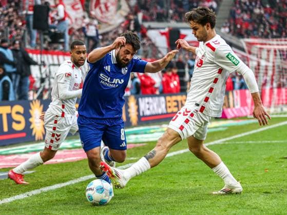 Amin Younes (FC Schalke 04, 8) im Zweikampf gegen Max Finkgräfe Finkgraefe (FC Köln FC Koeln, 35), GER, FC Köln Koeln vs. FC Schalke 04, Fussball, 2. Bundesliga, 21. Spieltag, Spielzeit 2024 2025, 09.02.2025, DFL DFB REGULATIONS PROHIBIT ANY USE OF PHOTOGRAPHS AS IMAGE SEQUENCES AND OR QUASI-VIDEO, GER, FC Köln Koeln vs. FC Schalke 04, Fussball, 2. Bundesliga, 21. Spieltag, Spielzeit 2024 2025, 09.02.2025 Köln Koeln