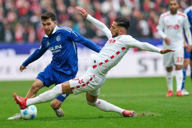GER, 2.FBL, 1. FC Koeln vs. FC Schalke 04 09.02.2025, Rheinenergie Stadion, Koeln, GER, 2.FBL, 1. FC Koeln vs. FC Schalke 04, im Bild: Leart Paqarada (FC Koeln 17),im Zweikampf gegen Mehmet-Can Aydın (Schalke 23),