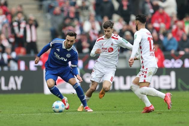 GER, 2.FBL, 1. FC Koeln vs. FC Schalke 04 09.02.2025, Rheinenergie Stadion, Koeln, GER, 2.FBL, 1. FC Koeln vs. FC Schalke 04, im Bild: Denis Huseinbasic (FC Koeln 8), im Zweikampf gegen Kenan Karaman (Schalke 19),