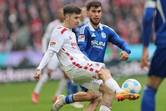 GER, 2.FBL, 1. FC Koeln vs. FC Schalke 04 09.02.2025, Rheinenergie Stadion, Koeln, GER, 2.FBL, 1. FC Koeln vs. FC Schalke 04, im Bild: Denis Huseinbasic (FC Koeln 8), im Zweikampf gegen Mehmet-Can Aydın (Schalke 23), nordphotoxGmbHx xMeuter nph00351