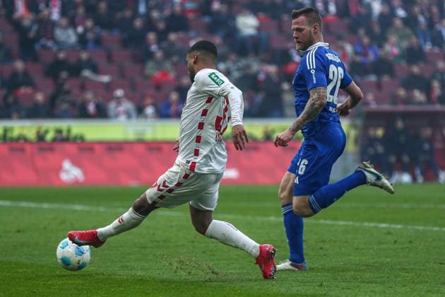 Linton Maina (FC Köln FC Koeln, 37) im Zweikampf gegen Tomas Kalas (FC Schalke 04, 26), GER, FC Köln Koeln vs. FC Schalke 04, Fussball, 2. Bundesliga, 21. Spieltag, Spielzeit 2024 2025, 09.02.2025, DFL DFB REGULATIONS PROHIBIT ANY USE OF PHOTOGRAPHS AS IMAGE SEQUENCES AND OR QUASI-VIDEO, GER, FC Köln Koeln vs. FC Schalke 04, Fussball, 2. Bundesliga, 21. Spieltag, Spielzeit 2024 2025, 09.02.2025 Köln Koeln